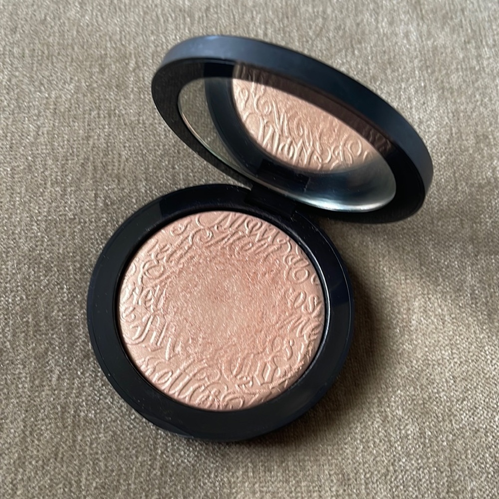 Melt Cosmetics Digital Dust Highlight in Stargazer